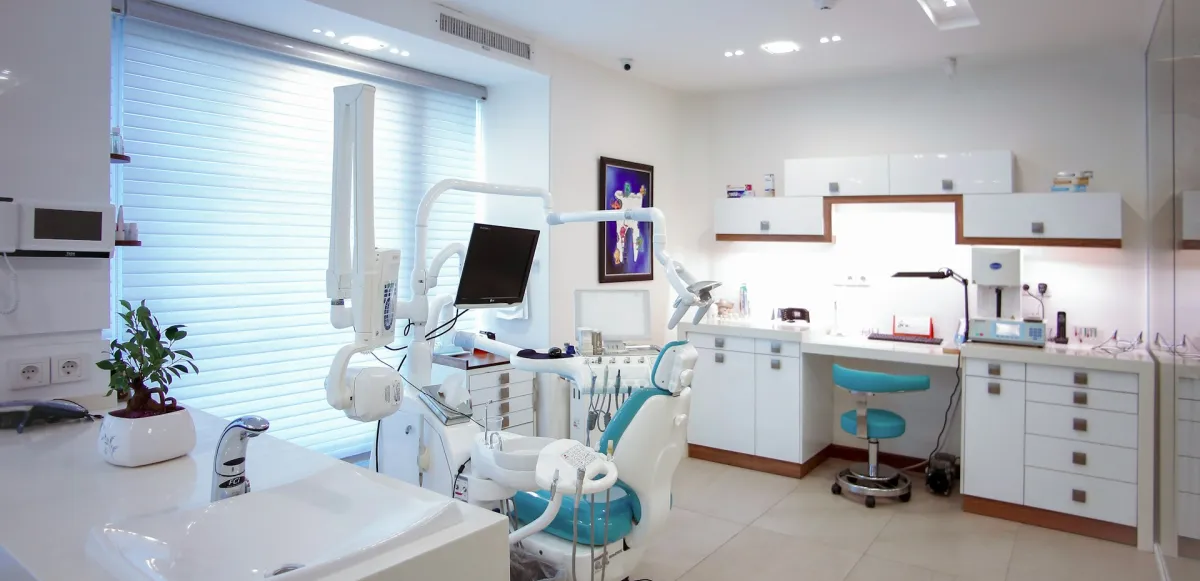 Gabinete dental con sillón y equipo de exploración