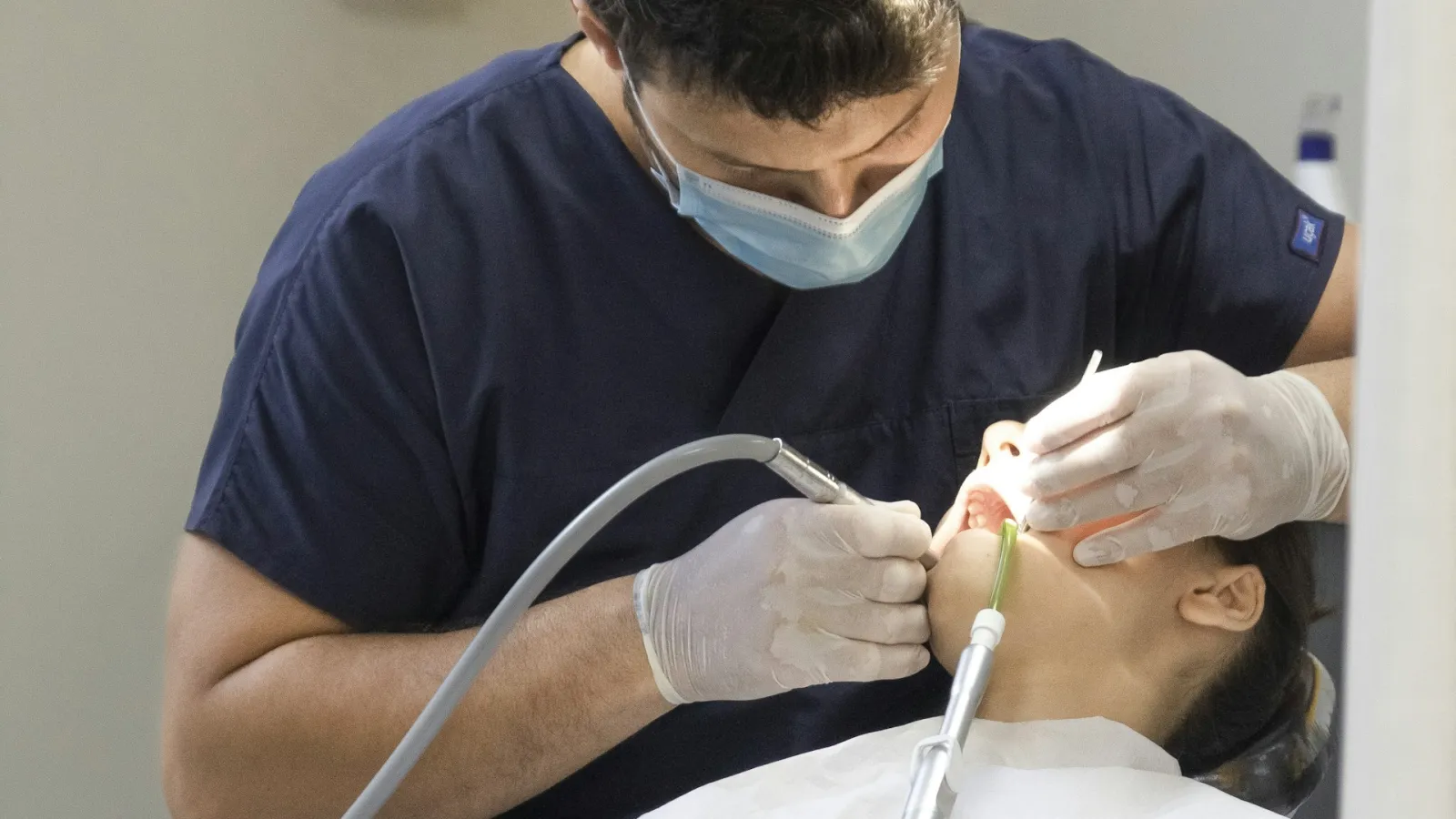 Exploración bucodental en el gabinete dental