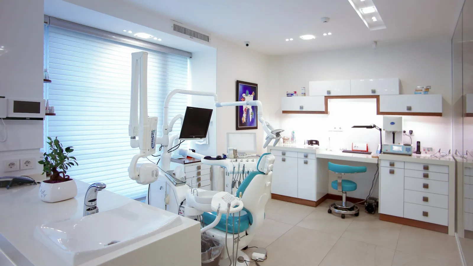 Gabinete dental con sillón y equipo de exploración