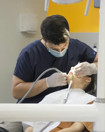 Exploración bucodental en el gabinete dental