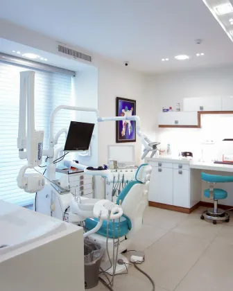 Gabinete dental con sillón y equipo de exploración