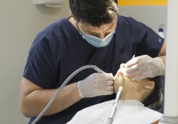 Exploración bucodental en el gabinete dental