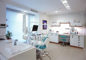 Gabinete dental con sillón y equipo de exploración