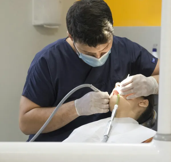 Exploración bucodental en el gabinete dental