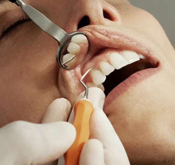 Atención odontológica durante una consulta