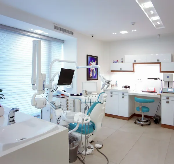 Gabinete dental con sillón y equipo de exploración